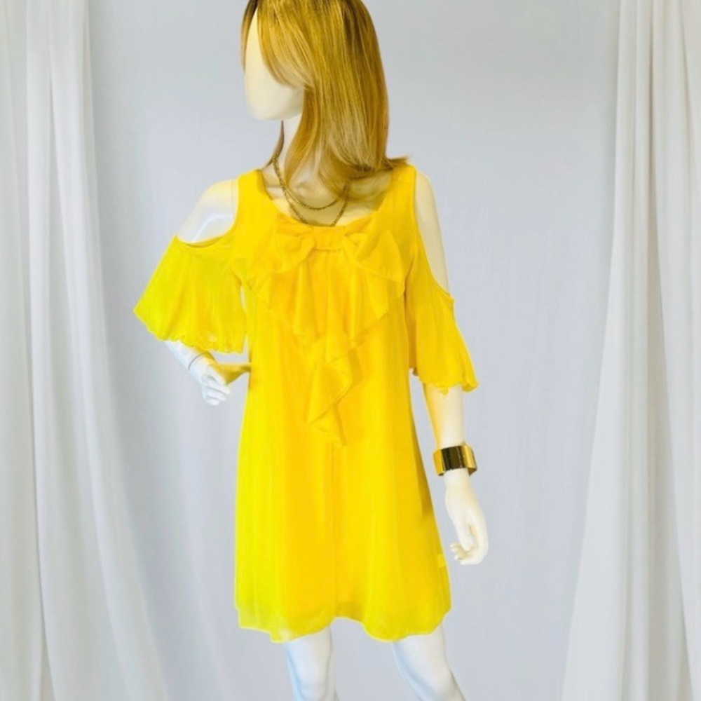 Point Ruffled Cold Shoulder Midi Dress